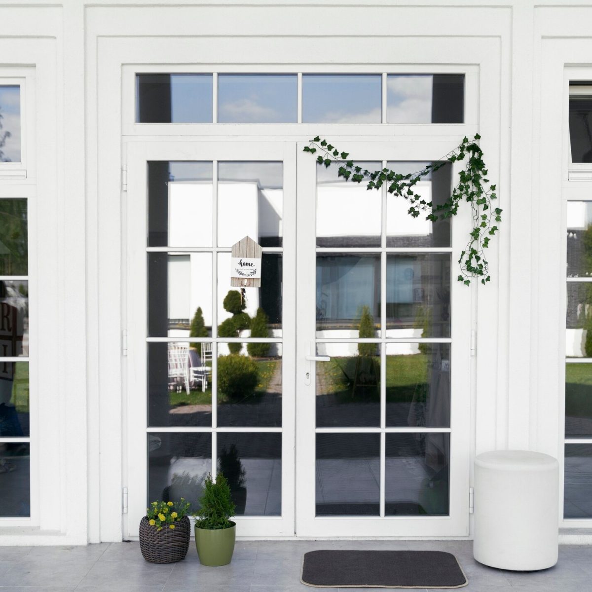 puerta-entrada-decorada-planta_23-2150562175 puerta-entrada-decorada-planta_23-2150562175